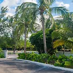 Studio 7 - Oceanfront Apartment